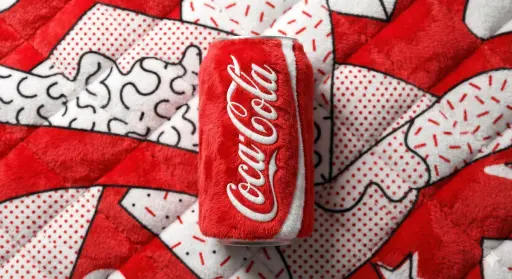 Una lattina per bevande con marchio [BRAND NAME], interamente realizzata in tess...