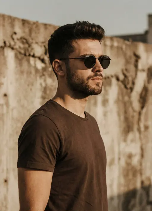 Un ritratto cinematografico di un uomo affascinante con un taglio di capelli cor...