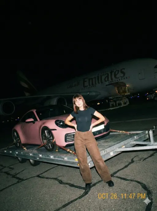 Una foto scattata con iPhone a mano, granulosa, di notte su un piazzale aeroport...