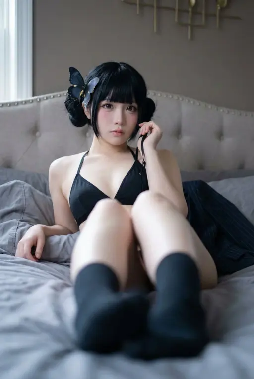 { "subject": { "description": "Eine erwachsene Frau in einem Cosplay-inspirierte...