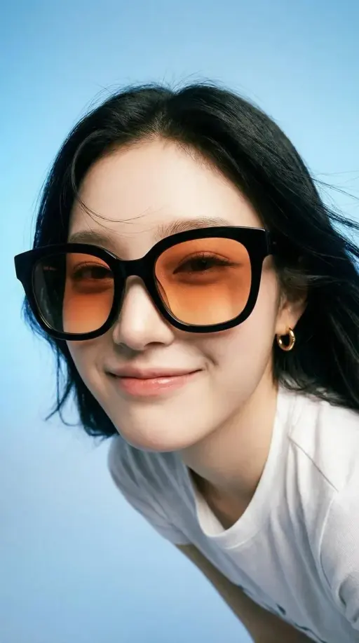 웃고 있는 여성의 포토리얼리스틱 에디토리얼 포트레이트, 참조 이미지와 동일한 얼굴 사용. 그녀는 오렌지 렌즈의 오버사이즈 블랙 선글라스와 작은...