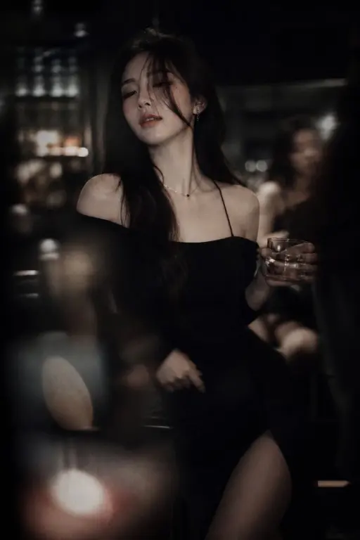 저조도 시네마틱 초상화, 망원 렌즈 압축, 얕은 심도, 의도적인 소프트 포커스와 모션 블러, 무드 있는 나이트라이프 분위기, 추상적 스토리텔링...