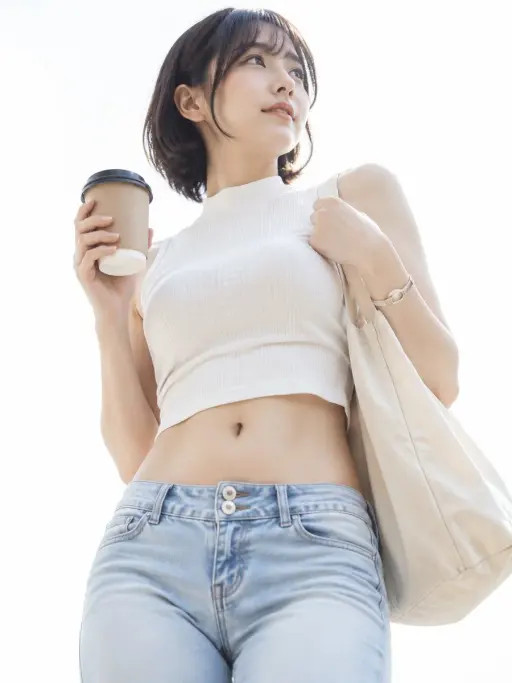 { "items": [ { "id": 1, "prompt": "20대 초중반의 젊은 여성이 순백색에서 옅은 회백색의 밝은 배경 앞에 서 있는,...