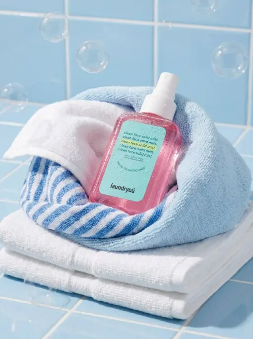 { "items": [ { "prompt": "Una bottiglia spray per nebbia facciale rosa traslucid...